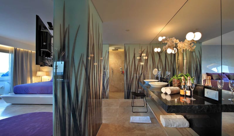 USHUAIA - ANYTHING CAN HAPPEN SUITE  DRESSING ROOM